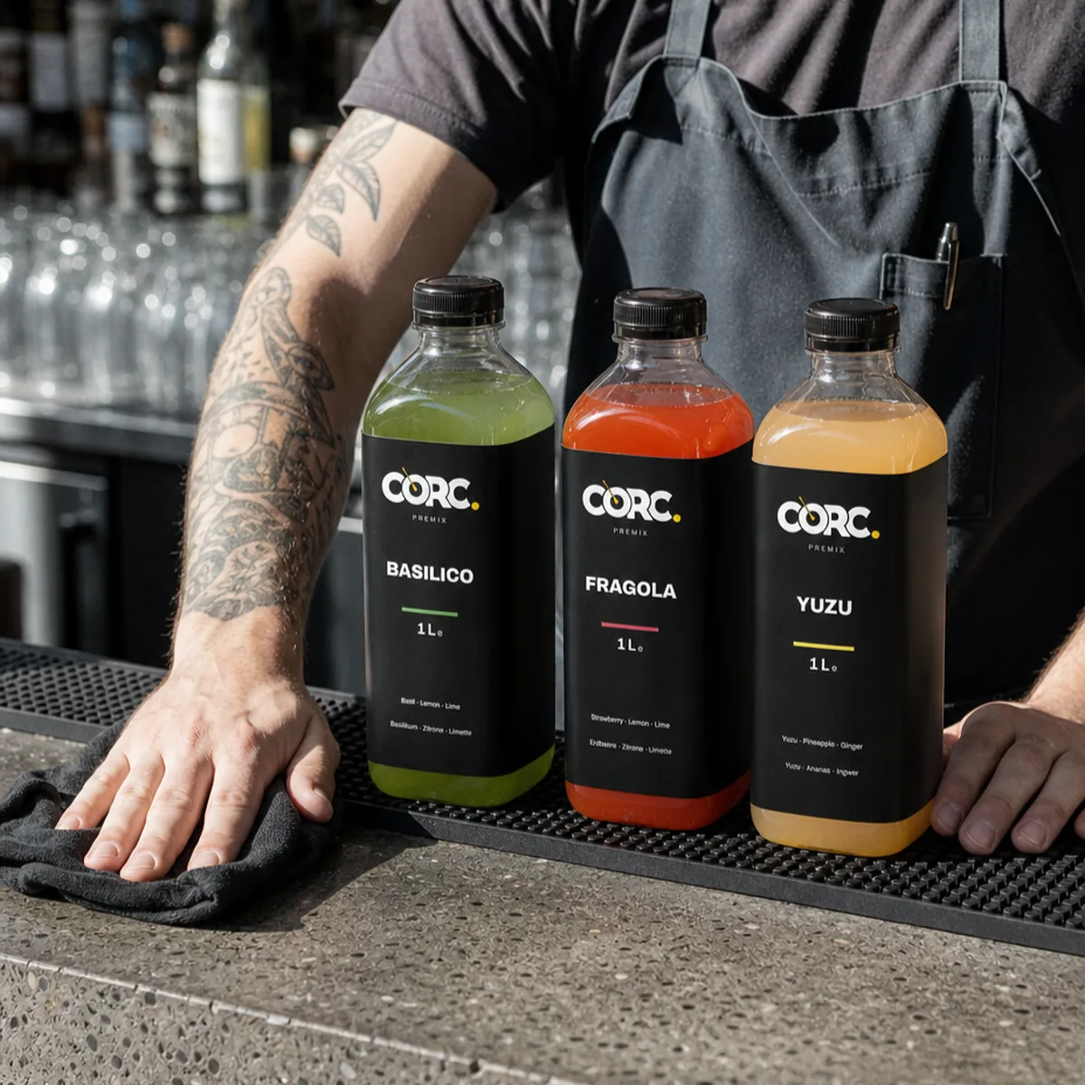 Barkeeper hinter dem Tresen mit drei CORC Flaschen