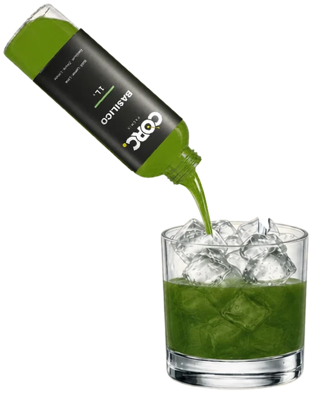 Eine CORC Flasche gießt grüne Base über das Eis